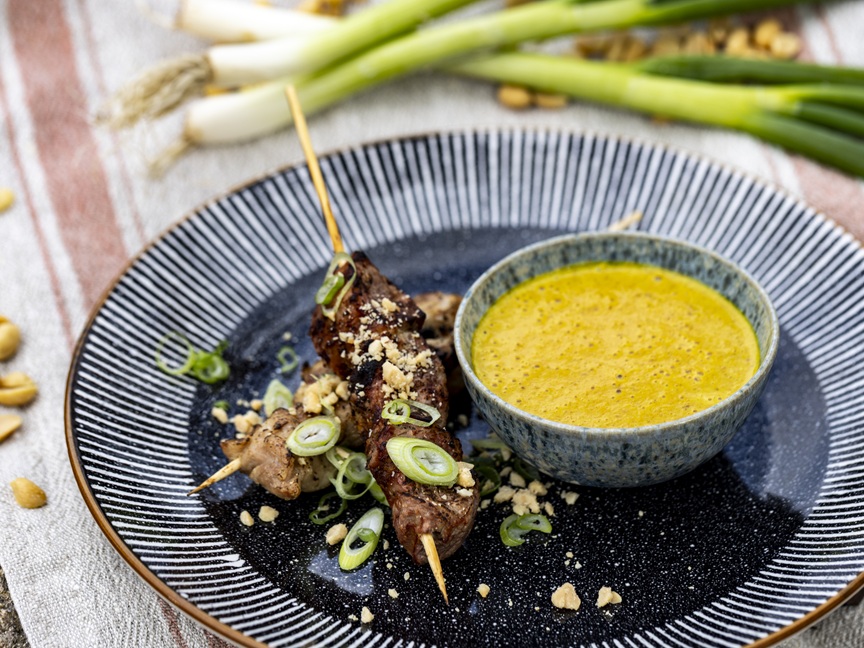 Grilované špízy s omáčkou satay