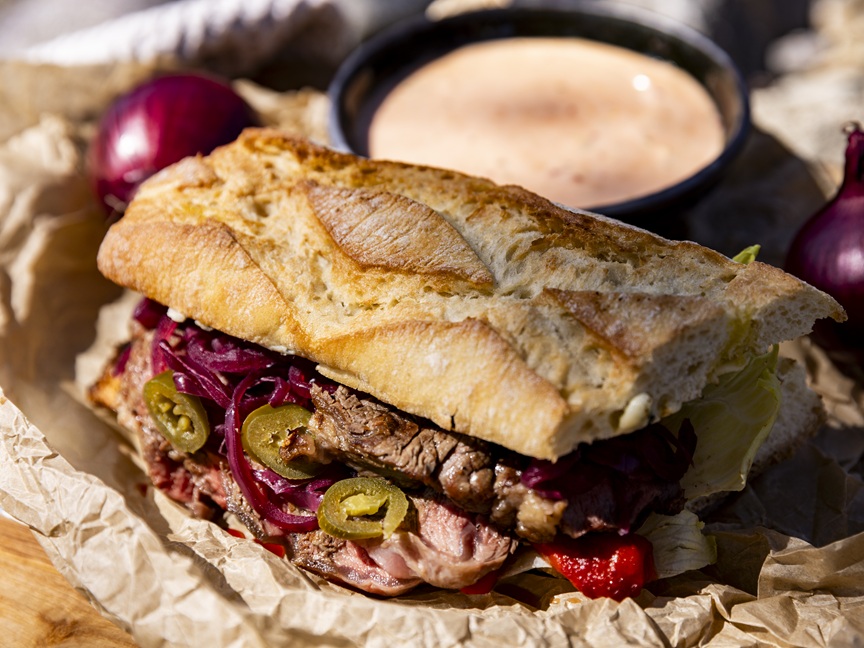 Steak sandwich s marinovanou cibulí: