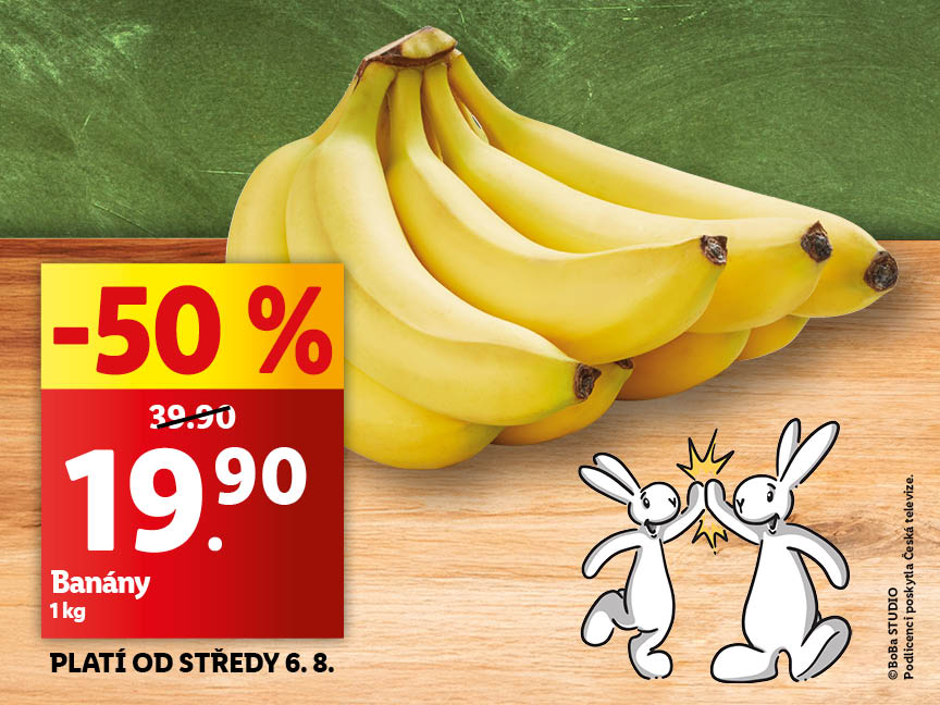 Trs banánů na dřevěné desce se zeleným pozadím. Cena za 1 kg je 19,90 Kč. V popředí je cenovka a pohádkové postavičky Bob a Bobek.