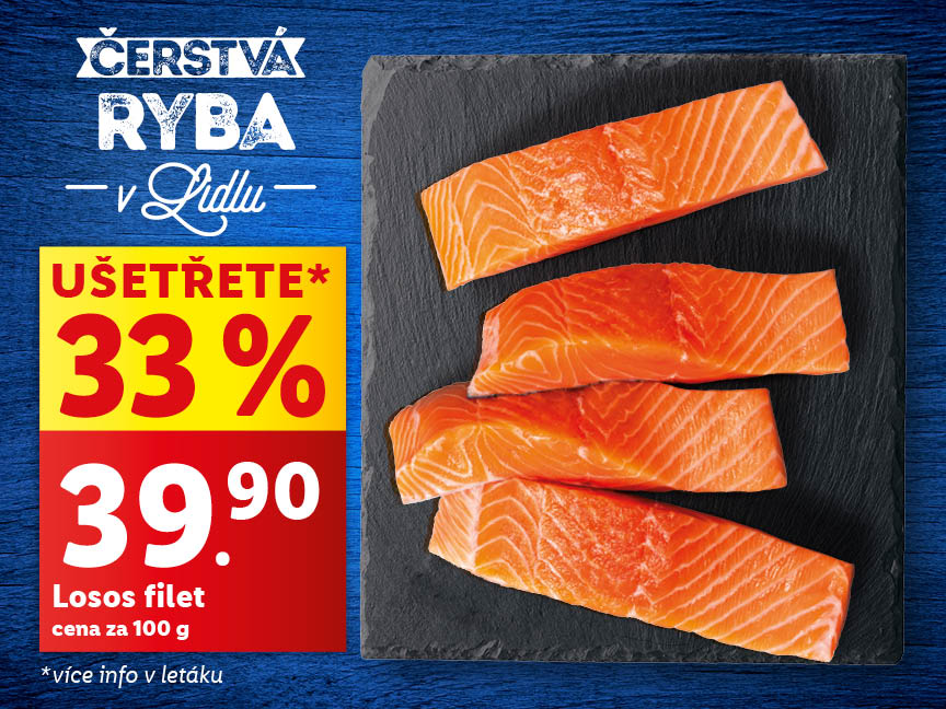 4 kousky lososa na černém talíři a tmavě modrém pozadí. Cena za 100 g je 39,90 Kč se slevou 33 %.