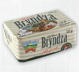 Světlé balení bryndzy na bílém pozadí.