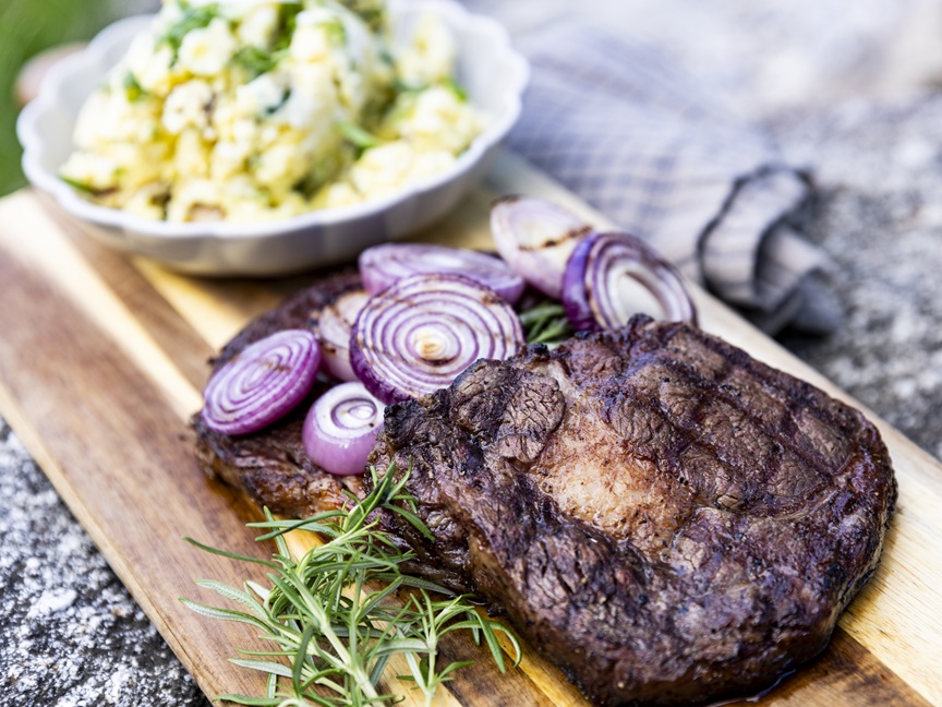Steak s grilovanou cibulí