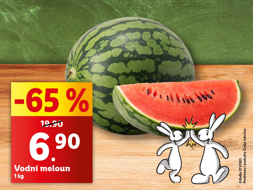 Jeden celý meloun a kousek na dřevěné desce se zeleným pozadím. Cena za 1 kg je 6,90 Kč. V popředí je cenovka a pohádkové postavičky Bob a Bobek.