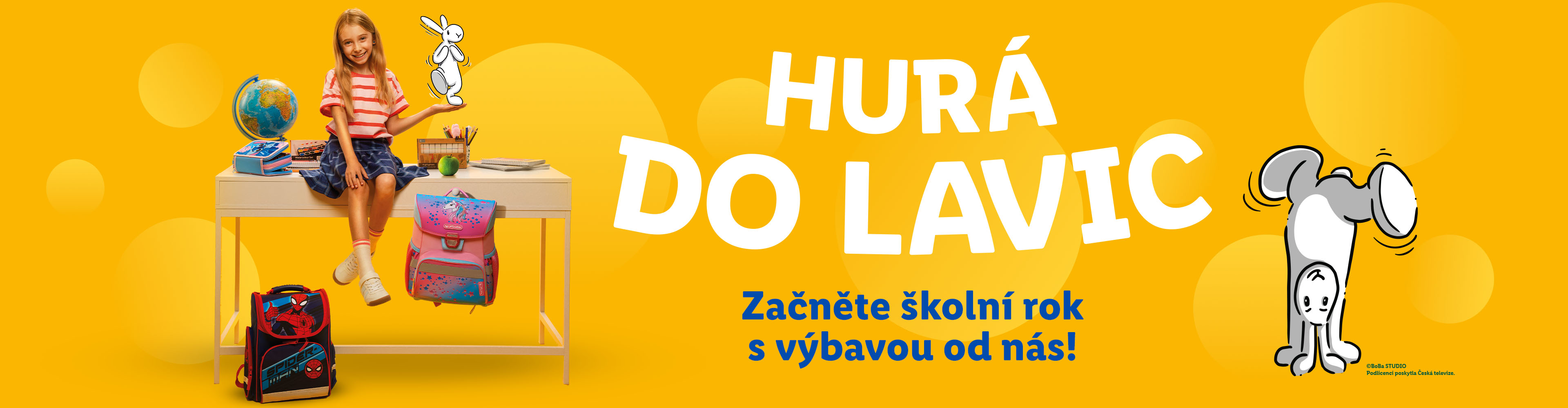 Žlutý banner, kde v levé části sedí dívka na školní lavici a je obklopená školní výbavou. Vpravo je bílý text "Hurá do lavic" a postavičky Boba a Bobka.