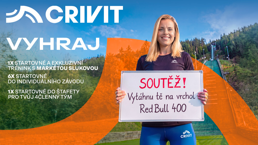 Soutěžní banner značky Crivit s beachvolejbalistkou Markétou Slukovou, která drží tabulku s nápisem „SOUTĚŽ! Vytáhnu tě na vrchol Red Bull 400“. V pozadí je vidět skokanský můstek a v levé části jsou vypsané hlavní ceny soutěže, včetně startovného na Red Bull 400 a tréninku s Markétou.